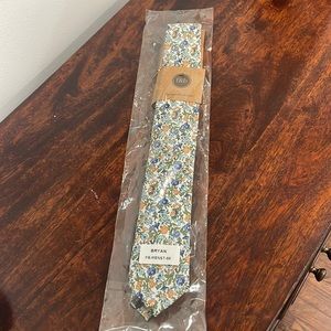 Beautiful tie still in original packaging.